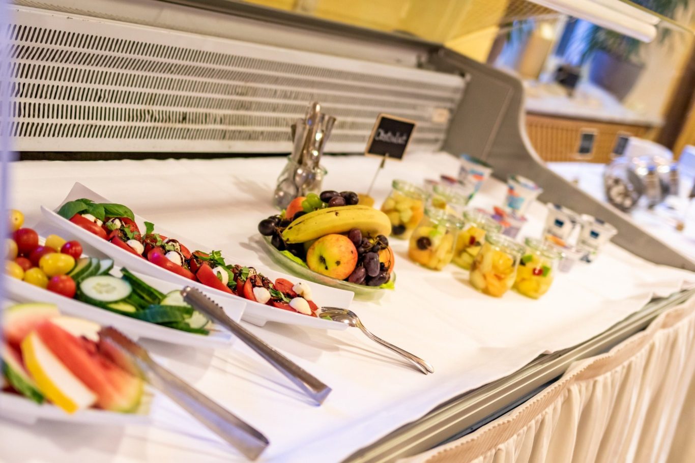Frühstücksbuffet Hotel Goldflair Ein reichhaltiges Buffet mit frischem Obst, Gemüse und bunten Salaten.