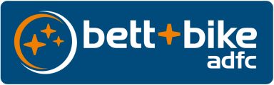 Logo von Bett+Bike ADFC, blau mit orangefarbenem und weißen Schriftzug.